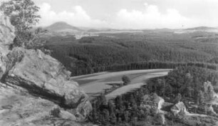 Schöna (Reinhardtsdorf-Schöna). Blick vom Zirkelstein über die Jugendherberge "Hans Dankner" nach Südost über den Elbcanyon zum Rosenberg (619 m)