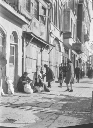 Personenaufnahme : Personen auf einer Straße.