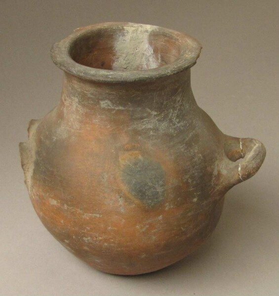 Clay pot with handle