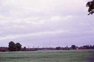 Landschaft bei Schwarze Pumpe mit Blick auf die Kühltürme des Gaskombinats Schwarze Pumpe. : Krajina pola Čorneje Pumpy z widom na chłódźenske wěže płunokombinata Čorna Pumpa.