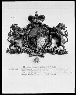 Bayrisches Wappen in reich geschnitztem Rahmen mit dem Orden vom goldenen Vließ, Krone und anhängendem Orden