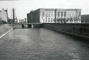 Berlin: Ost; Spree mit ehemaligen Marstall (Stadtbibliothek)