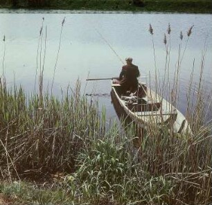 Spree-Havelland. Alte Spree bei Hangelsberg mit Angler