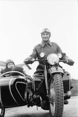 Bukarest: Motorrad von vorn, tief gesehen
