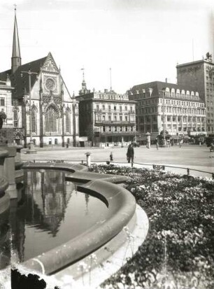 Leipzig, Augustusplatz : Leipzig. Augustusplatz (Karl-Marx-Platz). Westseite mit Paulinerkirche und Kaffeehaus Felsche über den Mendebrunnen