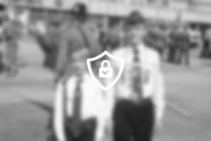 Schützenverein Glinde v. 1959 e.V.: Schützenfest: Jungschützenkönig [Name maskiert] und Ritter [Name maskiert] Mitglieder des Schützenvereins im Hintergrund