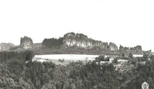 Sächsische Schweiz, Schrammsteine. Falkenstein und Schrammsteinkette. Blick von Altendorf nach Südost