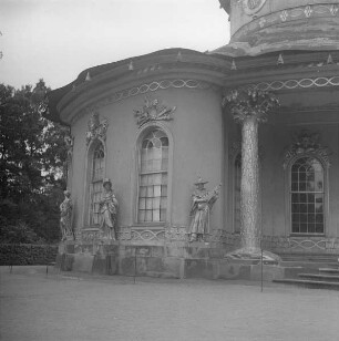 Potsdam, Park Sanssouci. Chinesisches Teehaus (1754-1756; J. G. Büring). SO-Kabinett mit Statuen Lautenspielerin (1755/1756; G. Heymüller) sowie Schellenreifspielerin und Scheitholtspieler (1755/1756; J. P. Benkert)