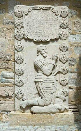 Grabstein des Georg Friedrich von und zu Erffa (1561-1639): knieende Figur Verstorbenem im Harnisch mit Inschriftenkartusche und Ahnenprobe