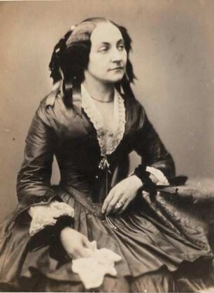 Porträt einer Frau mit Taschentuch