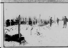 Gouzeaucourt, Soldatenfriedhof im Winter mit drei Soldaten