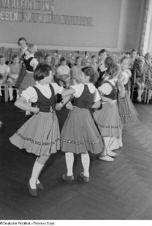 Tanzgruppe der 16. Grundschule während der Aufführung des Webertanzes