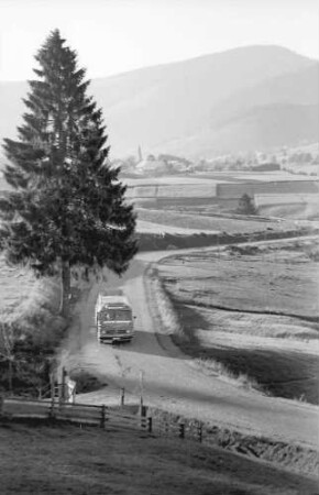Bernau: Landstraße mit Postbus in Landschaft