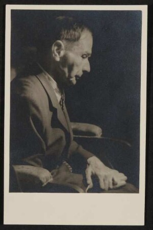 Der alte Rudolf Kassner im Profil im Sessel