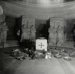 Leipzig, Völkerschlachtdenkmal : Leipzig. Völkerschlachtdenkmal. B. Schmitz, C. Thime. Krypta mit Schicksalsmasken ud Totenwächtern (F. Metzner) und mit Kränzen für eine NS-Trauerfeier