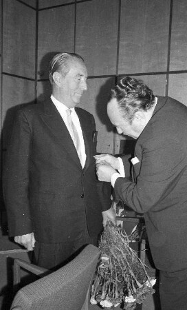 Verleihung des Bundesverdienstkreuzes an den Verwaltungsdirektor i.R. beim Badischen Gemeindeprüfungsamt Alfred Schwab.