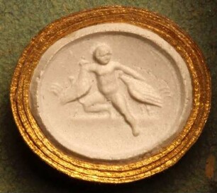 Ein zwischen zwei Hähnen sitzender Cupido (Daktyliothek, Erstes Mythologisches Tausend)