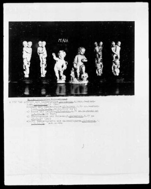 a) und b) Griff mit Kindergruppe, c) Knabe mit Delphin, d) Christuskind mit Totenkopf, e) und f) Besteckgriffe mit Knabenfiguren