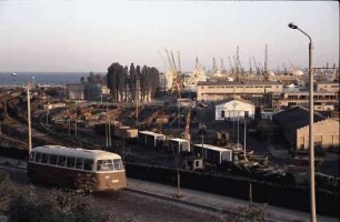 Konstanza [Constanta]: Boulevard Marinarilor mit Hafen und Bussen