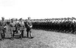 Stabschef Lutze schreitet die Front der Flieger des Luftgeschwaders "Horst Wessel" ab