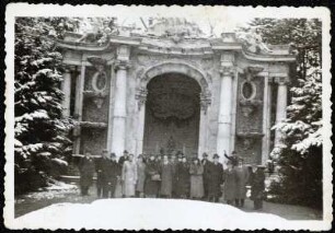 Zum Gruppenportrait aufgestellte Teilnehmer einer Reisegruppe mit Geschäftsleuten aus Bulgarien um Hristo Petrow Dimitrow vor der Neptungrotte im Park Sanssouci in Potsdam