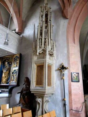 Langhaus Innen-Tabernakel (mit Jahr 1522) im Norden am Triumphbogen zum Turmchor in Übersicht