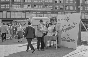 Radio DDR-Stand, Spenden für Manolis Glezos sammelnd, 1959. SW-Foto © Kurt Schwarz.