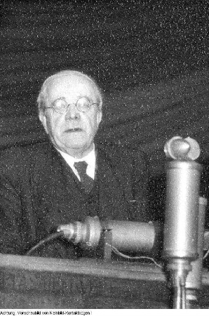 Leipzig. D. Herz, Pfarrer in Leipzig, Mitglied des Weltfriedensrates, auf einer Tagung in der Kongreßhalle am Zoo in Leipzig (Protest gegen die westorientierte Politik Dr. Adenauers), Januar 1951