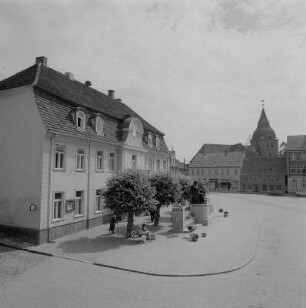 Stavenhagen. Marktplatz mit Rathaus