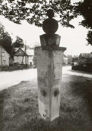 Denkmal für die Gefallenen des 1. Weltkrieges : Denkmal für die Gefallenen des 1. Weltkrieges. Sandstein (nach 1918). Weischlitz-Heinersgrün
