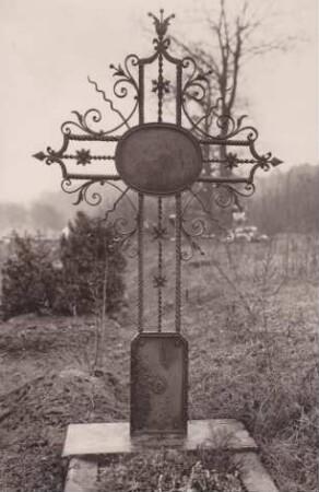 Friedhof. Grabkreuz aus Schmiedeeisen