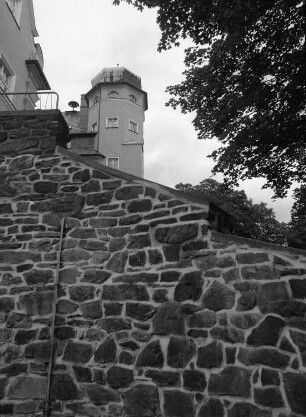 Schöneck, Sonnenwirbel. Rathaustreppe. Ansicht der Außenseite der Stützmauer (Bruchstein). Blick gegen das Rathaus (Teilansicht)