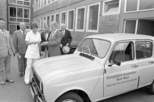 Lions-Club Karlsruhe. Spende eines Renault 4 an den Evangelischen Gemeindedienst für die Evangelische Sozialstation Nord-West