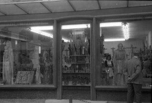 Oberammergau: Haus mit Laden für kirchliche Holzschmitzkunst, Blick in die Schaufenster