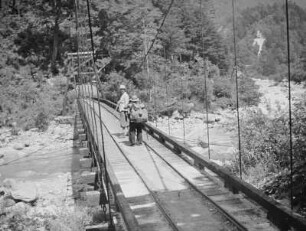 Brücke über einen Gebirgsfluss (vielleicht im Nikkō-Nationalpark) : Ansicht mit Martin Schwind und seinem Lastenträger