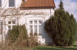 Bahnhofstraße 1: traufständiges Wohnhaus: Straßenfront, Teilansicht: Mittelrisalit mit Eingangstür [angeschnitten], Segmentbogen-Sprossenfenster