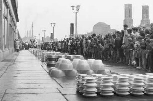 Dresden-Altstadt, Ernst-Thälmann-Straße. Elefantenslalom vor dem HO-Warenhaus "Howa".