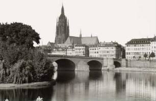 Frankfurt am Main, Stadtansicht : Frankfurt am Main. Blick vom linken Mainufer gegen Alte Brücke, Mainkai und Dom von Südosten