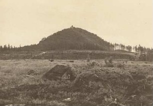 Zittauer Gebirge. Lausche vom Kammwege (Sandsteinplatte mit aufgesetzter Phonolithkuppe)