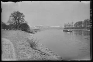 Gauernitz. Elbe mit Lastkahn und Gauernitzer Insel