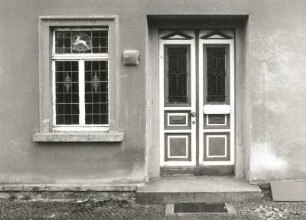 Radeburg, Bärwalder Straße 1. Wohnhaus (um 1890). Erdgeschossfenster und Haustür