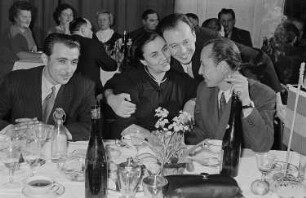 Eine Dame am Tisch mit drei Herrn