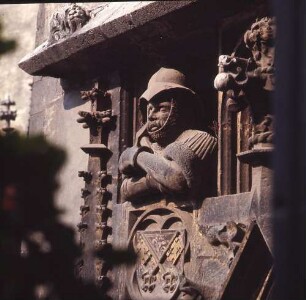 Regensburg, Rathausplatz 1. Altes Rathaus (13. Jh.). Gaffkopf und Wappen über dem Portal