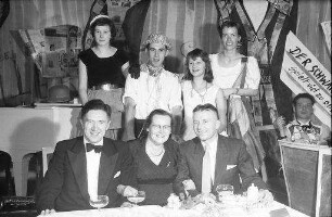 Glottertal: Kurhotel Glotterbad, Glotterbad Rosenmontag [Gruppen am Tisch]