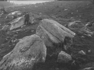 Findlinge : Ein Mann zwischen Findlingen auf einem gerodeten Berghang