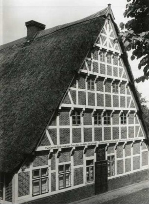 Jork-Königreich, Altes Land. Bauernhaus, Nr. 9, mit Brauttür von 1853