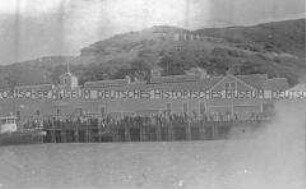 Selbstversenkung des Hochseepassagierdampfers "Columbus" am 19. Dezember 1939, Besatzungsangehörige im Internierungslager auf Angel Island, Kalifornien, winkend an der Anlegestelle