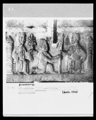 Schmalseite des Sarkophags: Figürliche Darstellung