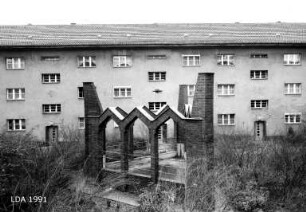 Wohnhöfe mit Grünanlagen und Brunnen der Wohnanlage Oberlandstraße 96-101; Berlin, Tempelhof-Schöneberg