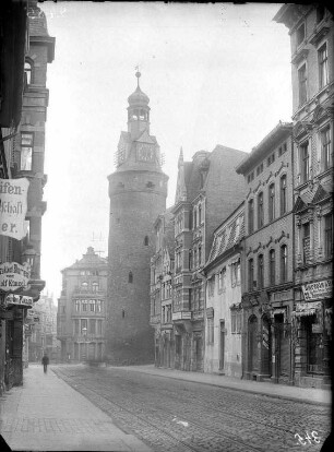 Leipziger Straße. rechte Bildseite: Leipziger Straße 26, Leipziger Turm, Leipziger Straße 27 (Eckhaus zum Töpferplan), Leipziger Straße 28 (Schneider Klempnermeister), Leipziger Straße 29 (Müller Papierhandlung), Leipziger Straße 30 (Becker, Stärkefabrikant), Leipziger Straße 31 (Jentzsche Drogerie), Leipziger Straße 32 (Bartels Eisenhandlung)